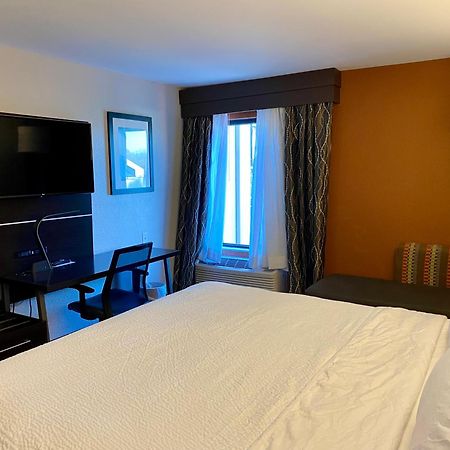 Holiday Inn Express Metropolis By Ihg Εξωτερικό φωτογραφία