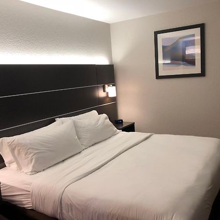 Holiday Inn Express Metropolis By Ihg Εξωτερικό φωτογραφία