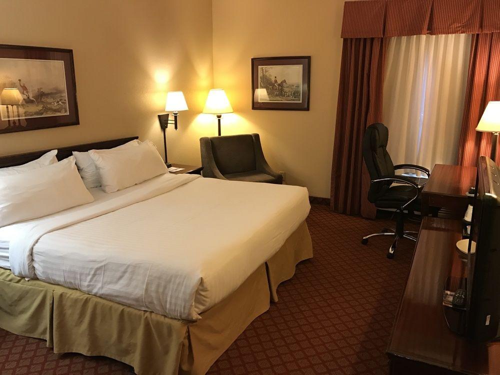 Holiday Inn Express Metropolis By Ihg Εξωτερικό φωτογραφία