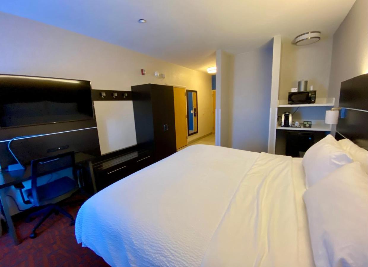 Holiday Inn Express Metropolis By Ihg Εξωτερικό φωτογραφία