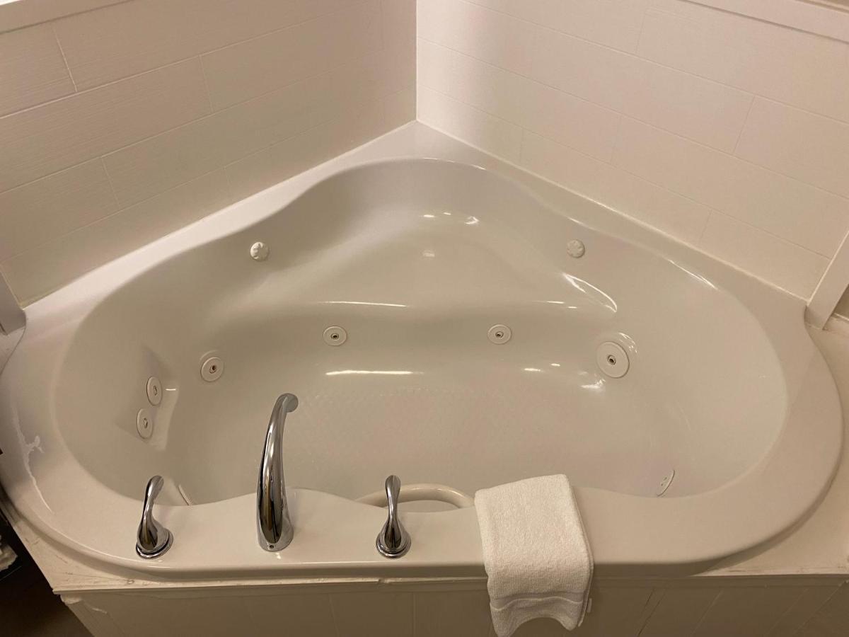 Holiday Inn Express Metropolis By Ihg Εξωτερικό φωτογραφία