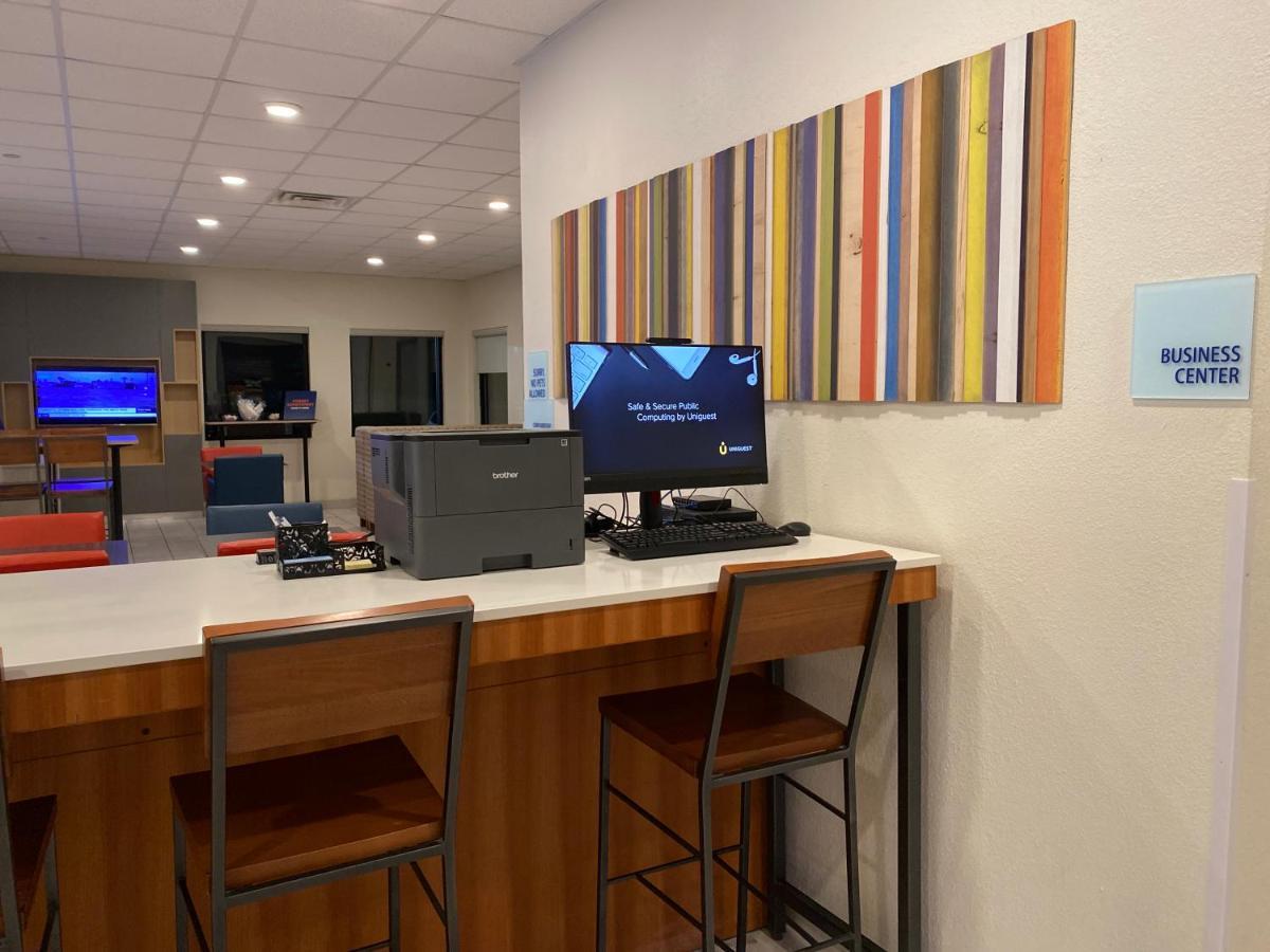 Holiday Inn Express Metropolis By Ihg Εξωτερικό φωτογραφία