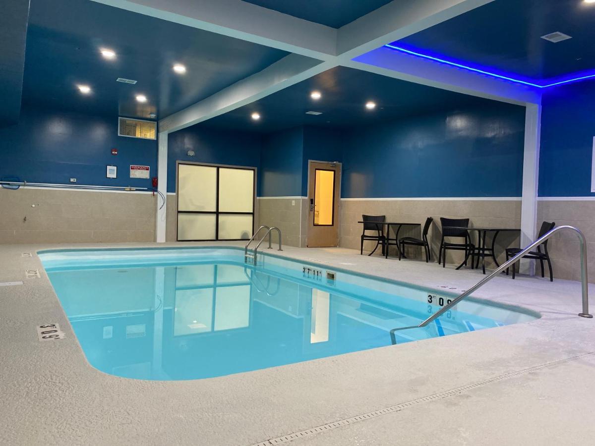 Holiday Inn Express Metropolis By Ihg Εξωτερικό φωτογραφία