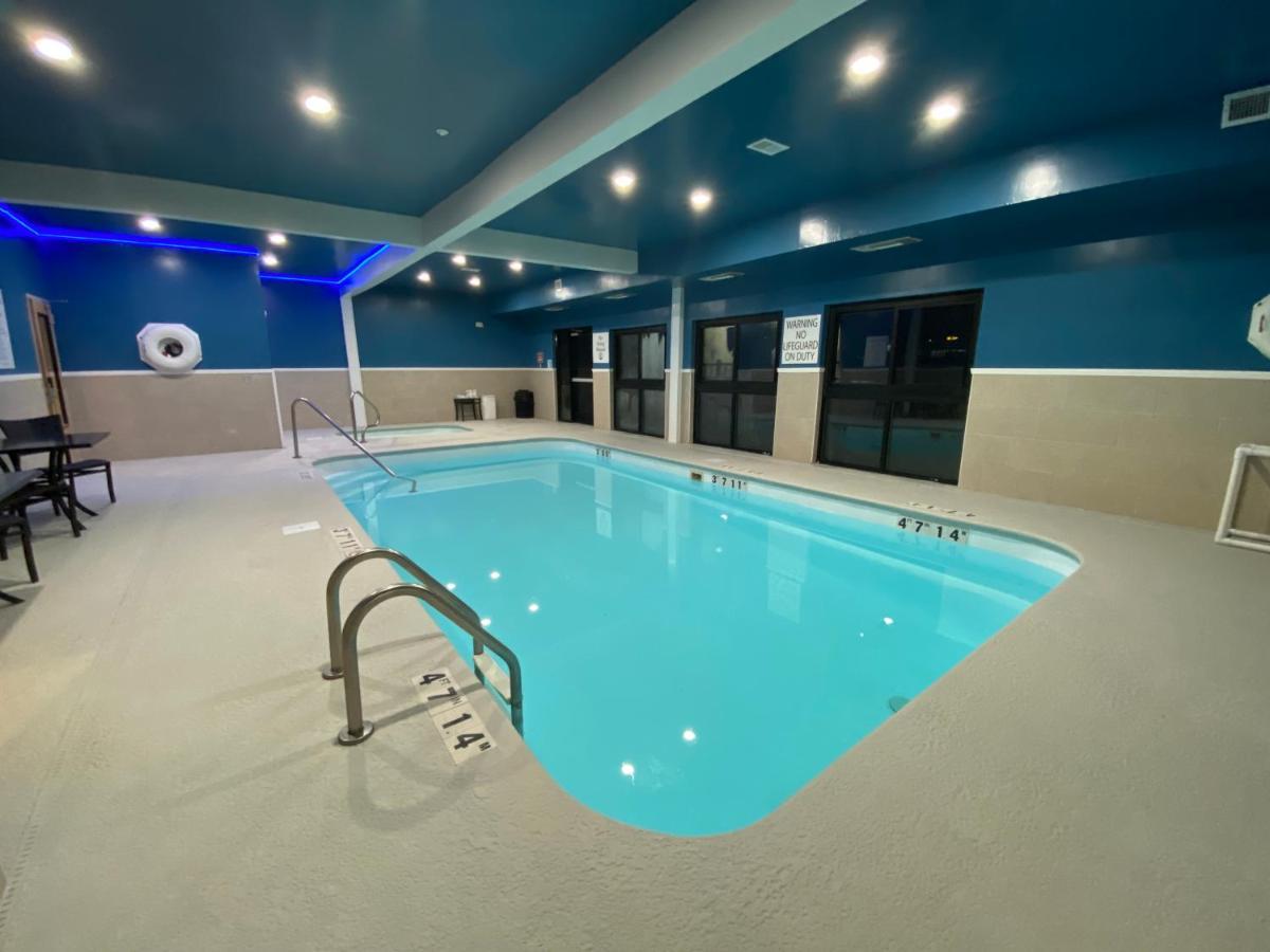 Holiday Inn Express Metropolis By Ihg Εξωτερικό φωτογραφία