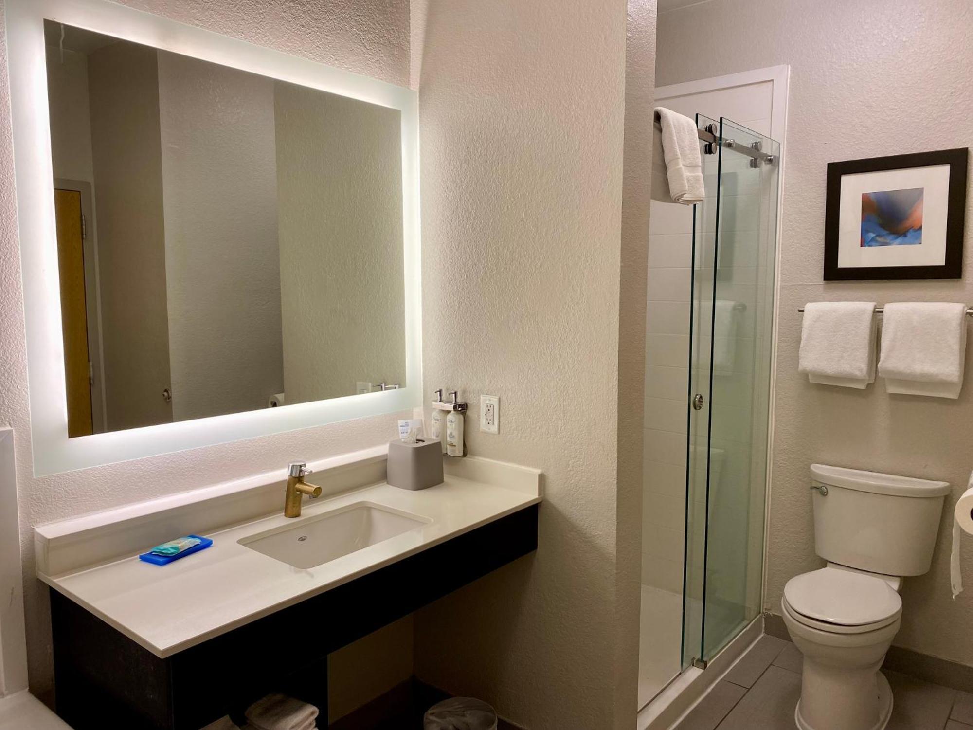 Holiday Inn Express Metropolis By Ihg Εξωτερικό φωτογραφία