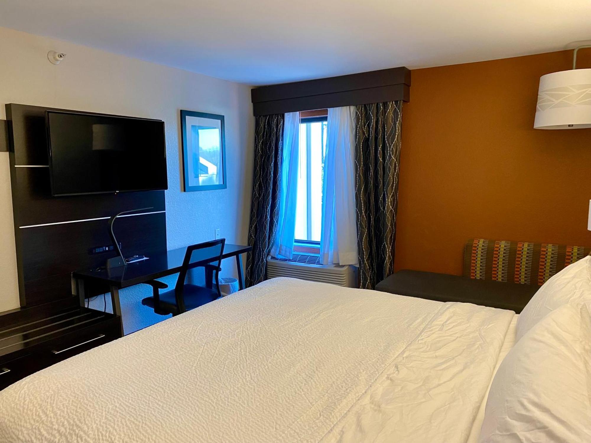Holiday Inn Express Metropolis By Ihg Εξωτερικό φωτογραφία
