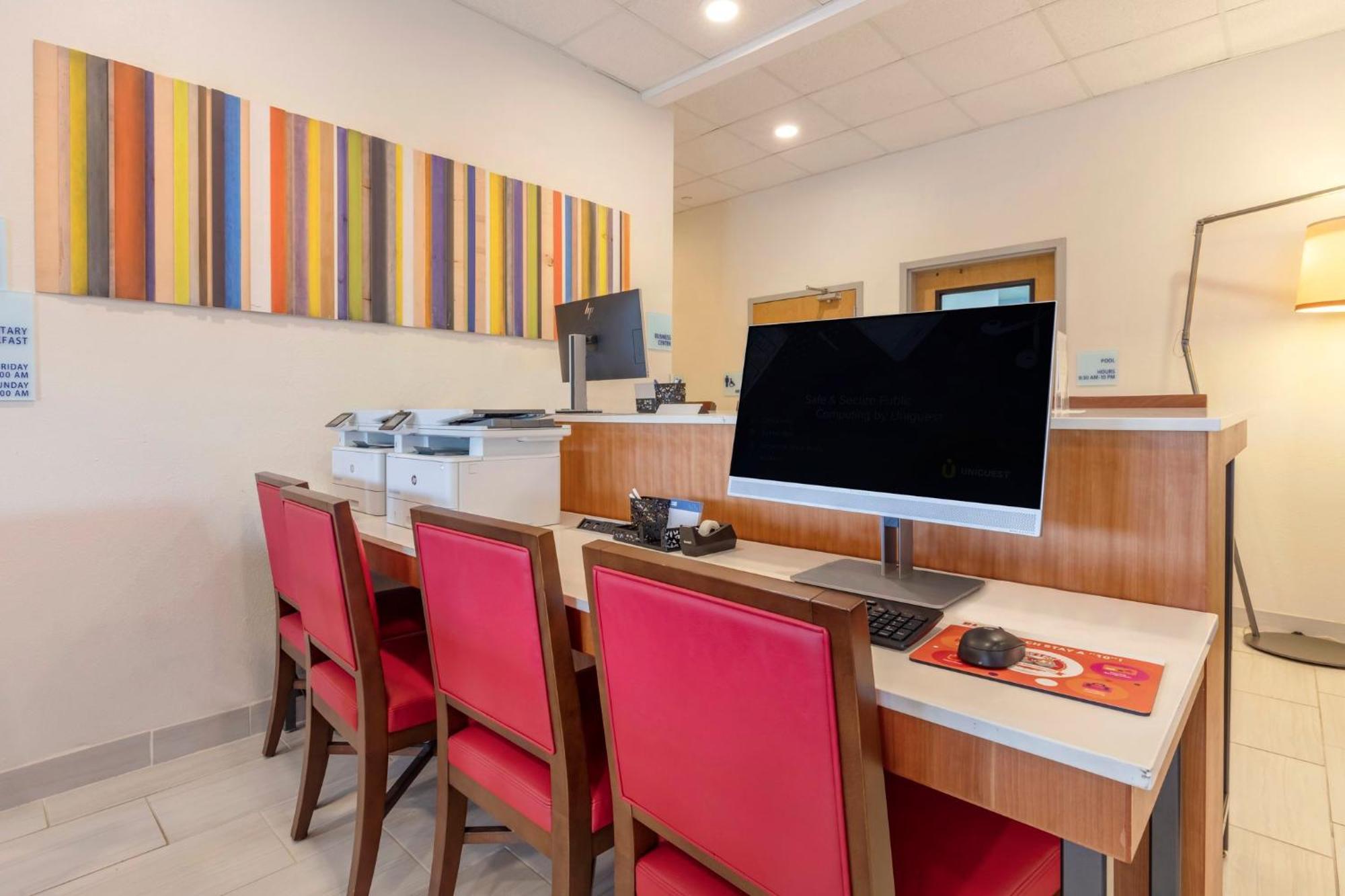 Holiday Inn Express Metropolis By Ihg Εξωτερικό φωτογραφία