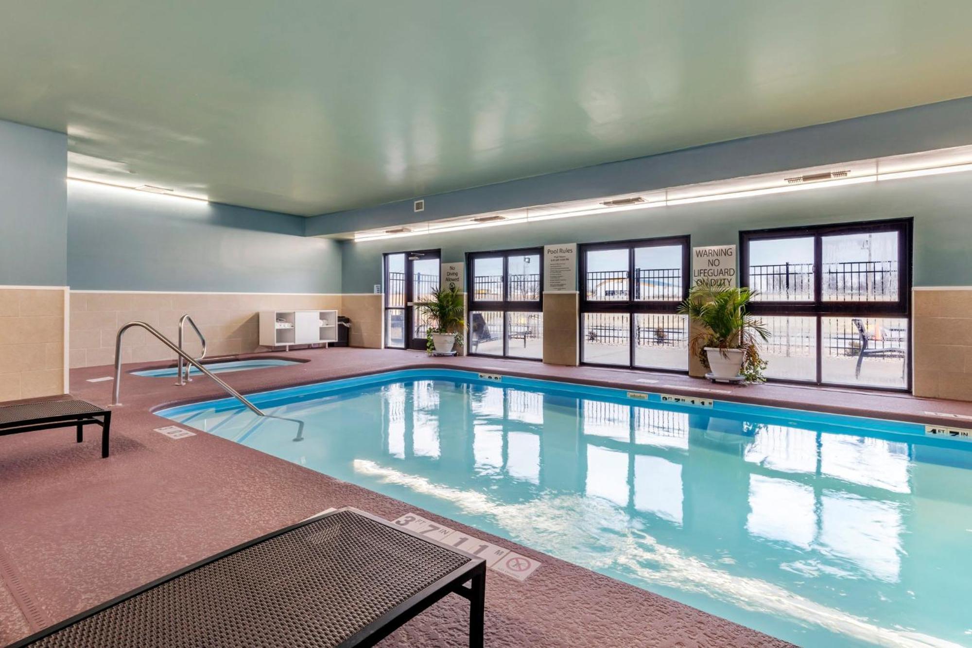 Holiday Inn Express Metropolis By Ihg Εξωτερικό φωτογραφία