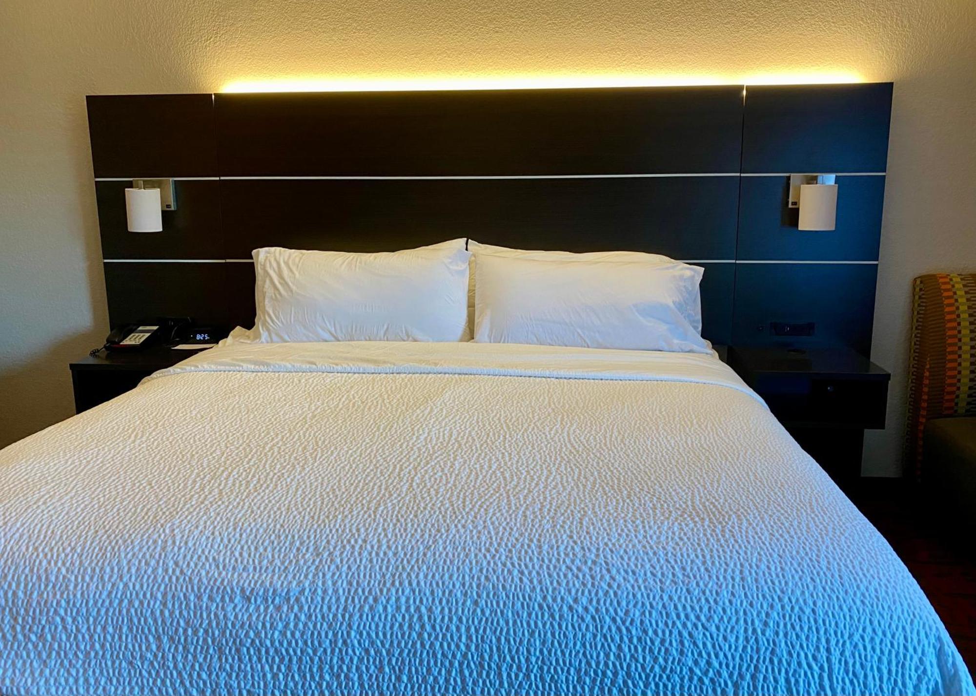 Holiday Inn Express Metropolis By Ihg Εξωτερικό φωτογραφία