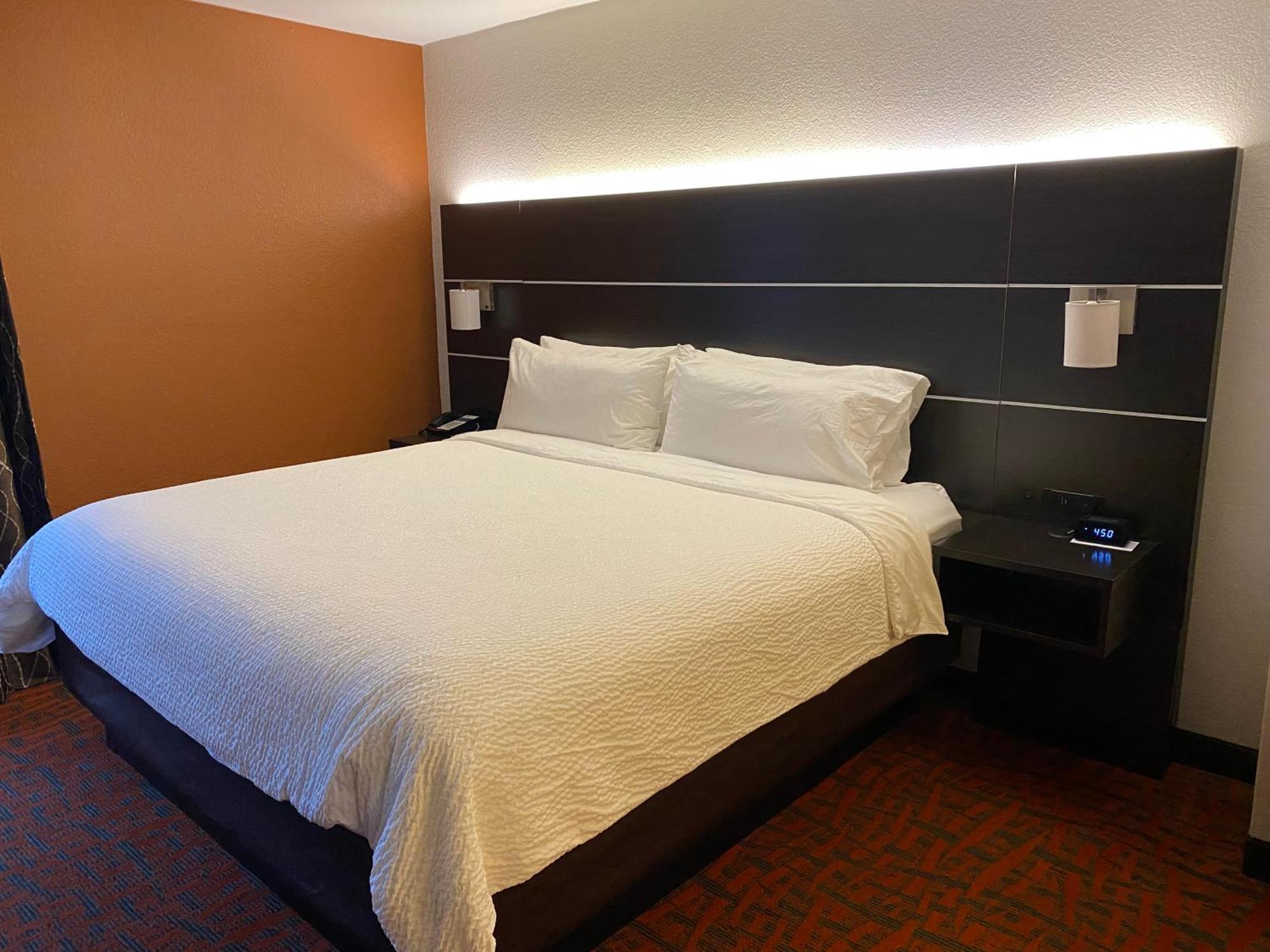 Holiday Inn Express Metropolis By Ihg Εξωτερικό φωτογραφία