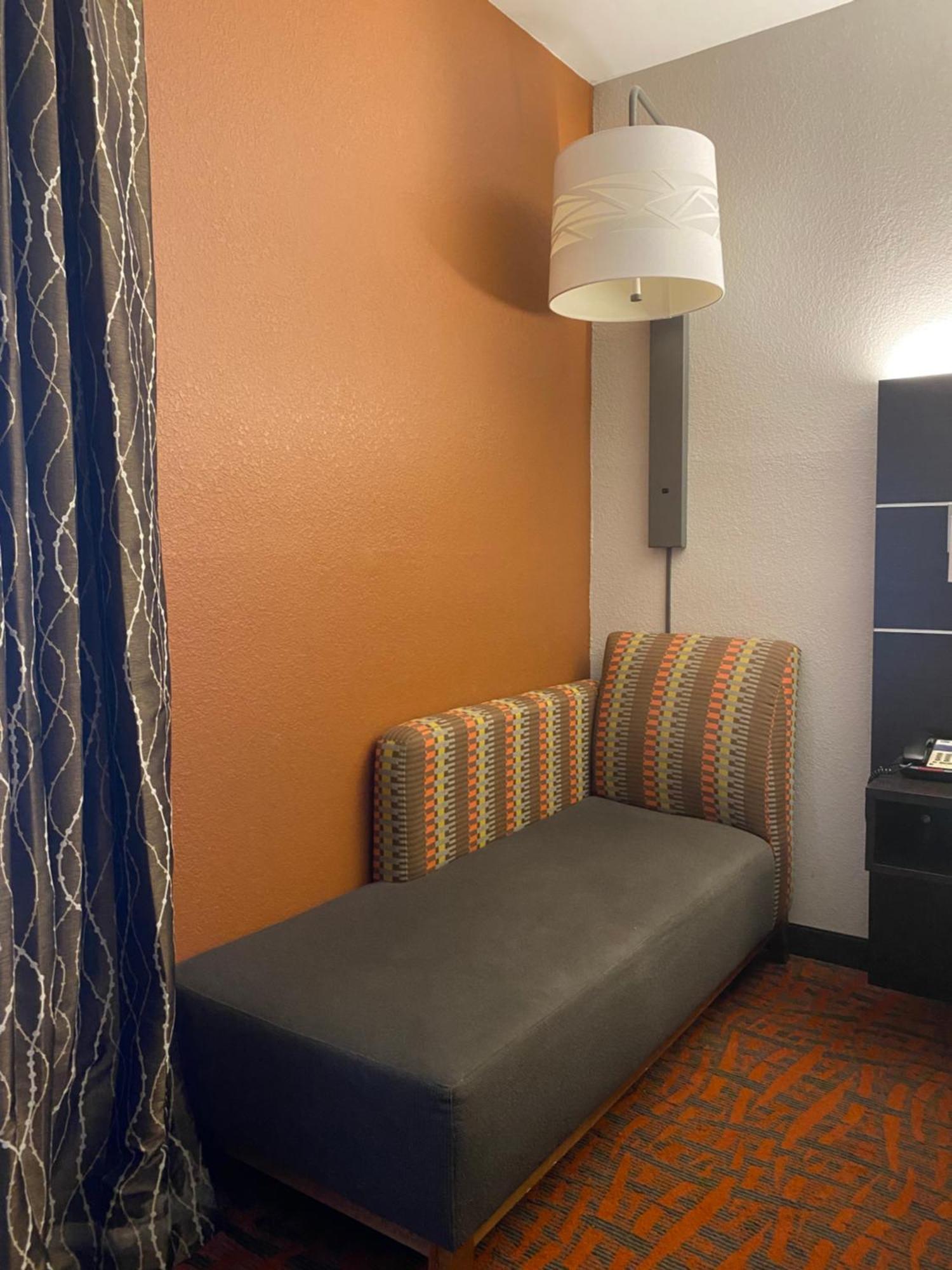 Holiday Inn Express Metropolis By Ihg Εξωτερικό φωτογραφία