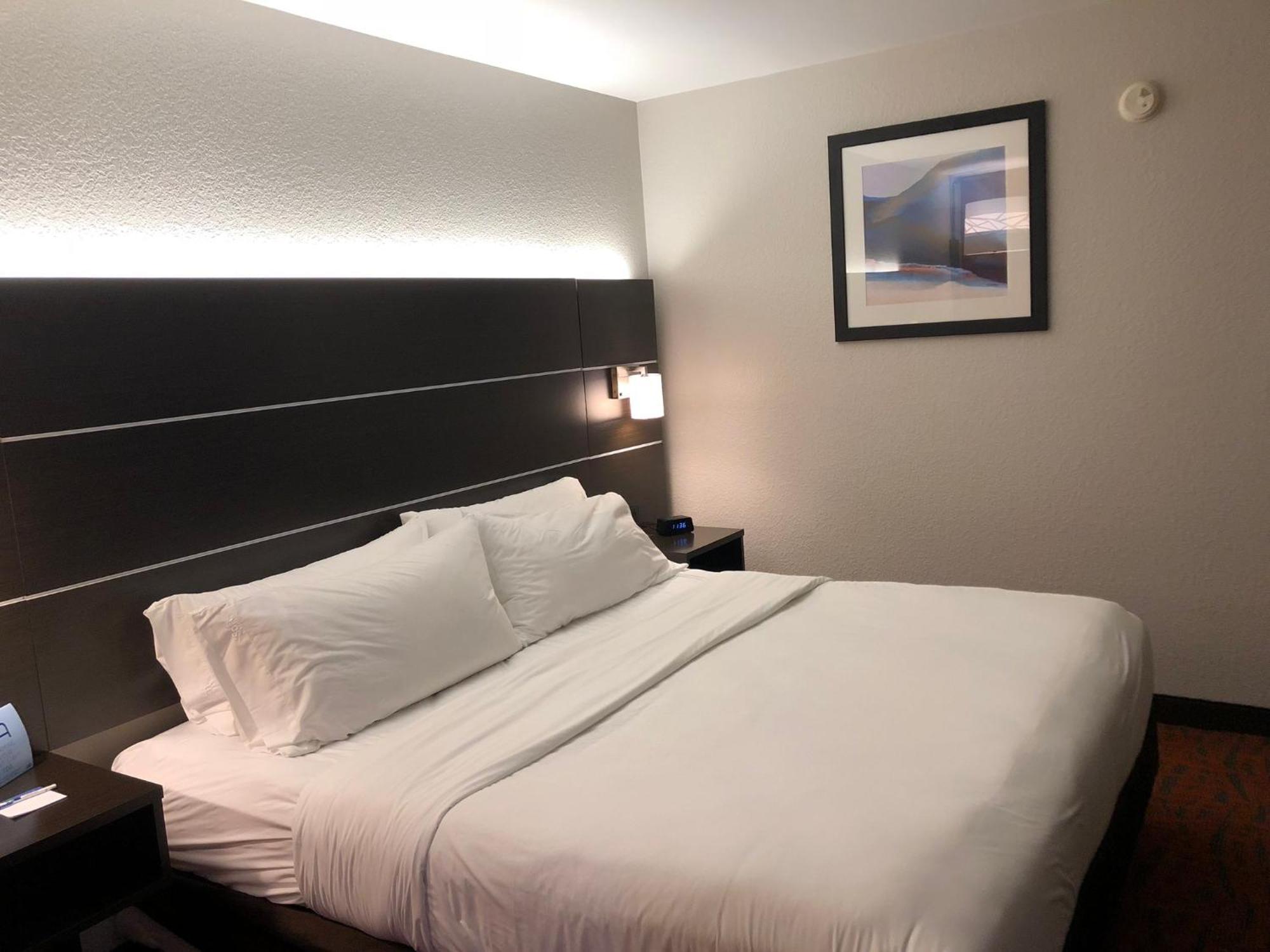 Holiday Inn Express Metropolis By Ihg Εξωτερικό φωτογραφία