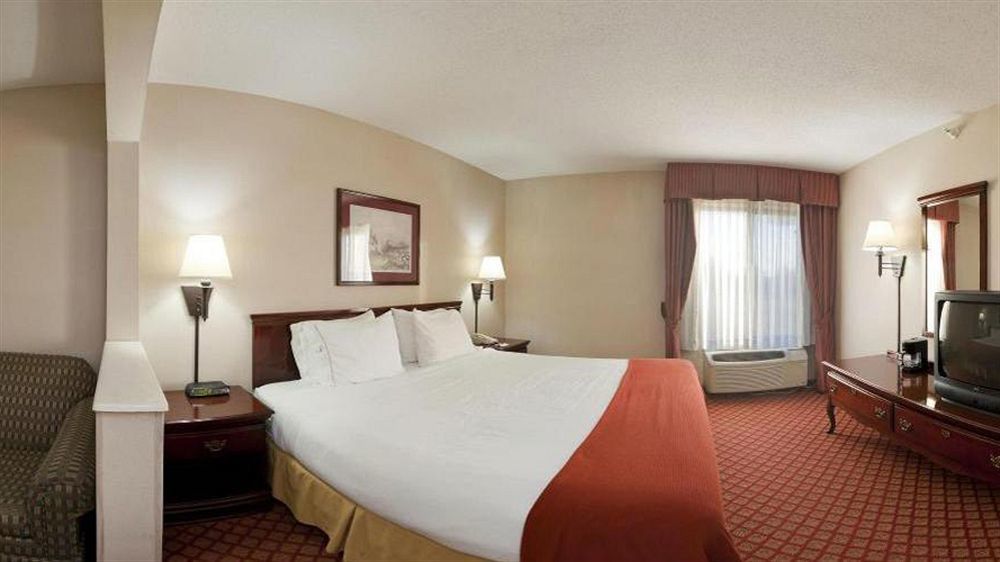 Holiday Inn Express Metropolis By Ihg Εξωτερικό φωτογραφία