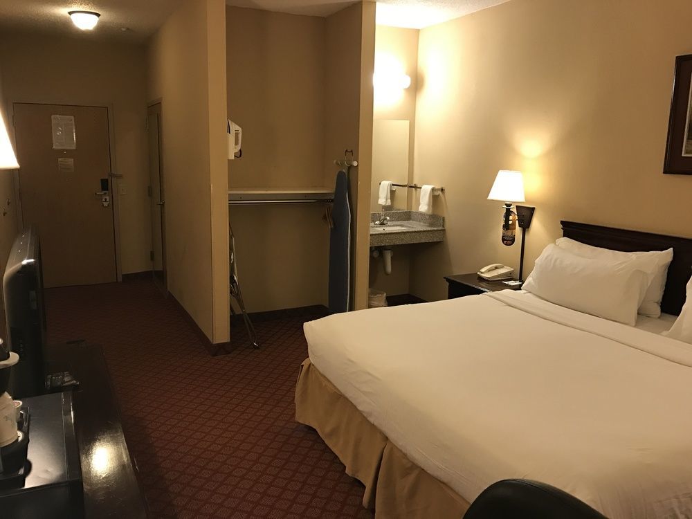 Holiday Inn Express Metropolis By Ihg Εξωτερικό φωτογραφία