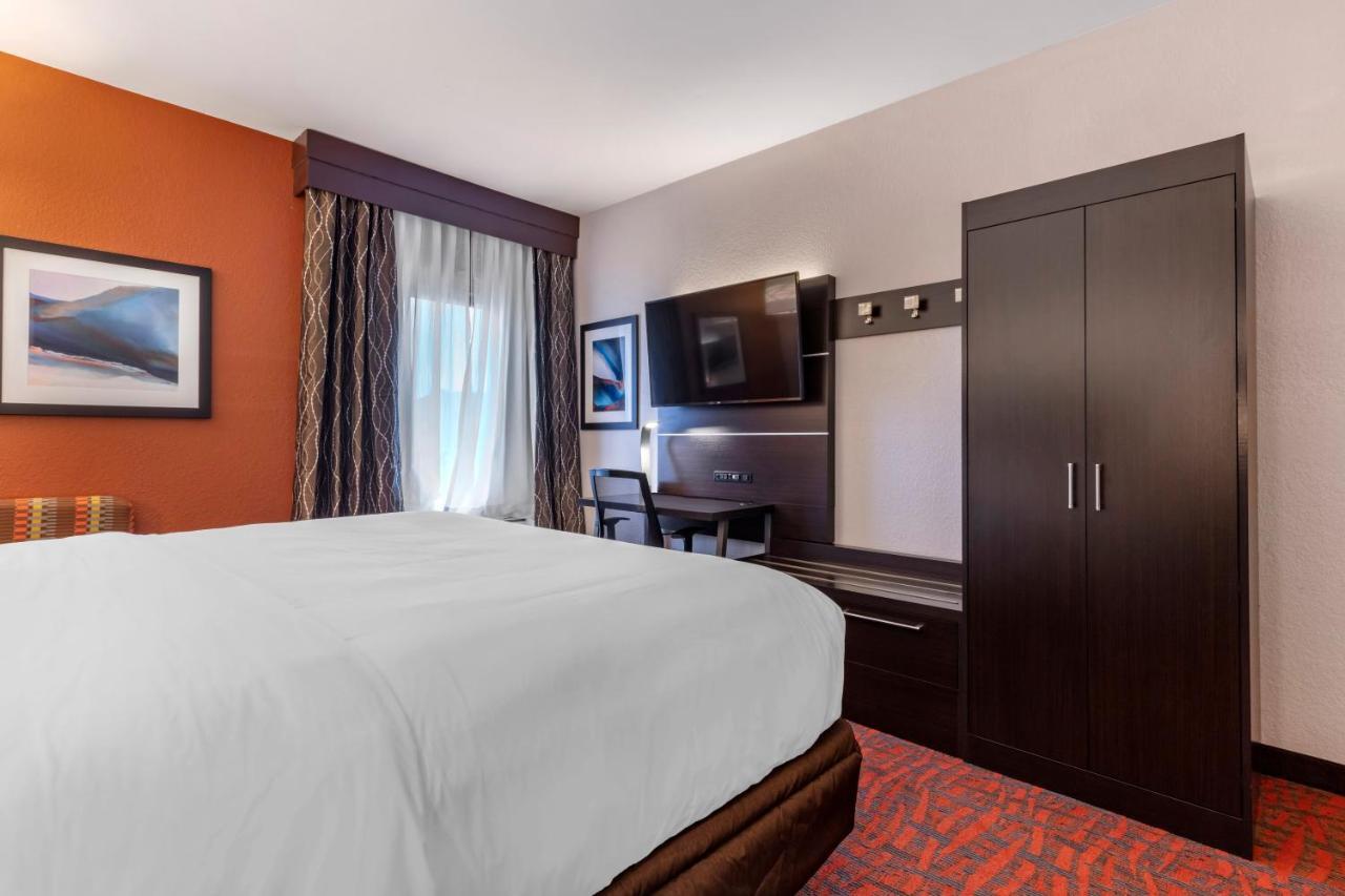 Holiday Inn Express Metropolis By Ihg Εξωτερικό φωτογραφία