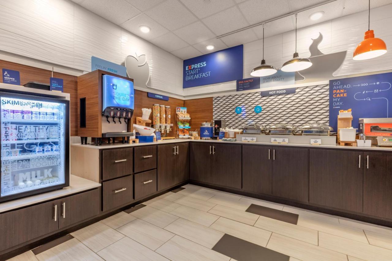 Holiday Inn Express Metropolis By Ihg Εξωτερικό φωτογραφία