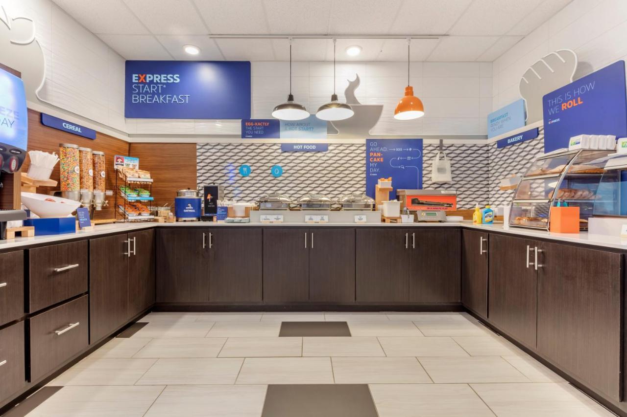 Holiday Inn Express Metropolis By Ihg Εξωτερικό φωτογραφία