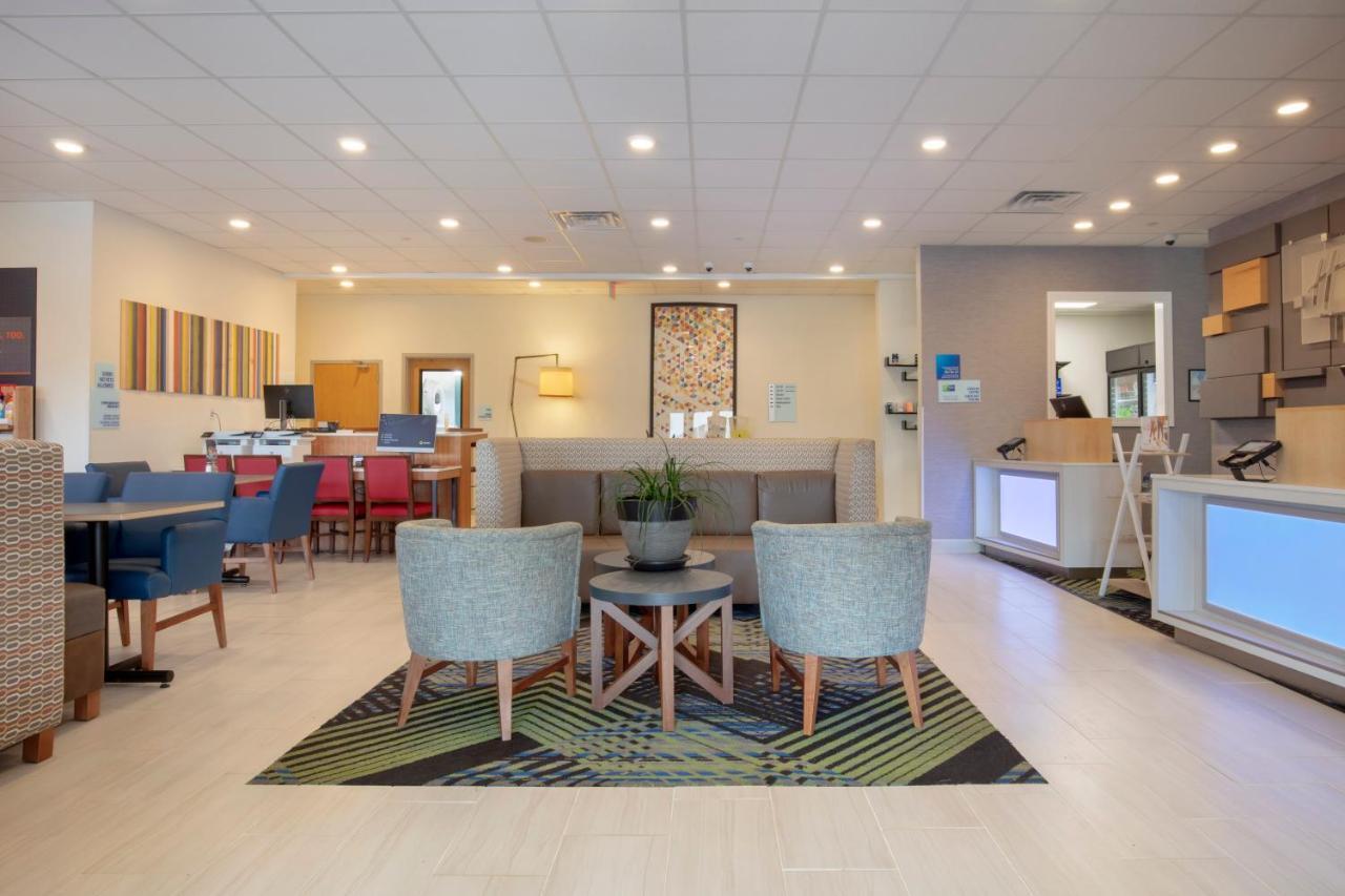 Holiday Inn Express Metropolis By Ihg Εξωτερικό φωτογραφία