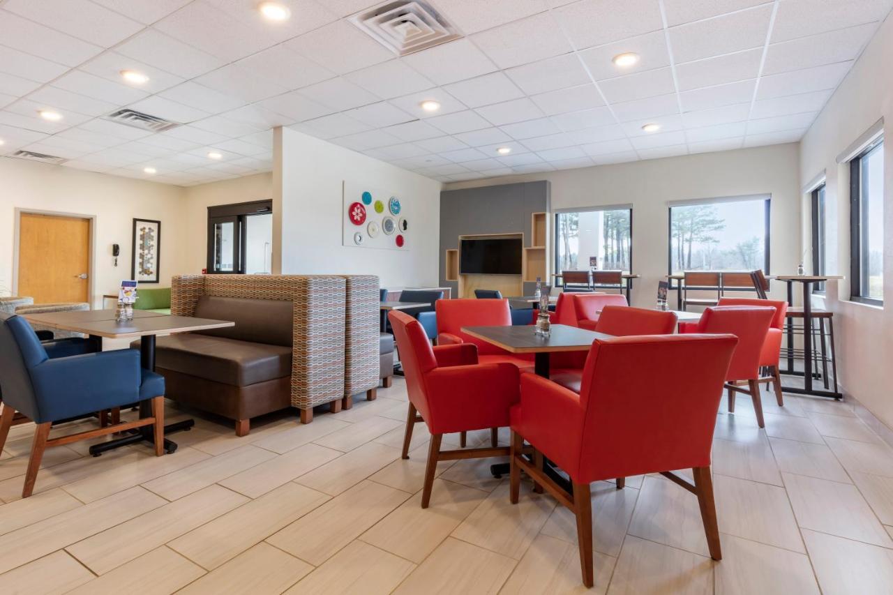 Holiday Inn Express Metropolis By Ihg Εξωτερικό φωτογραφία