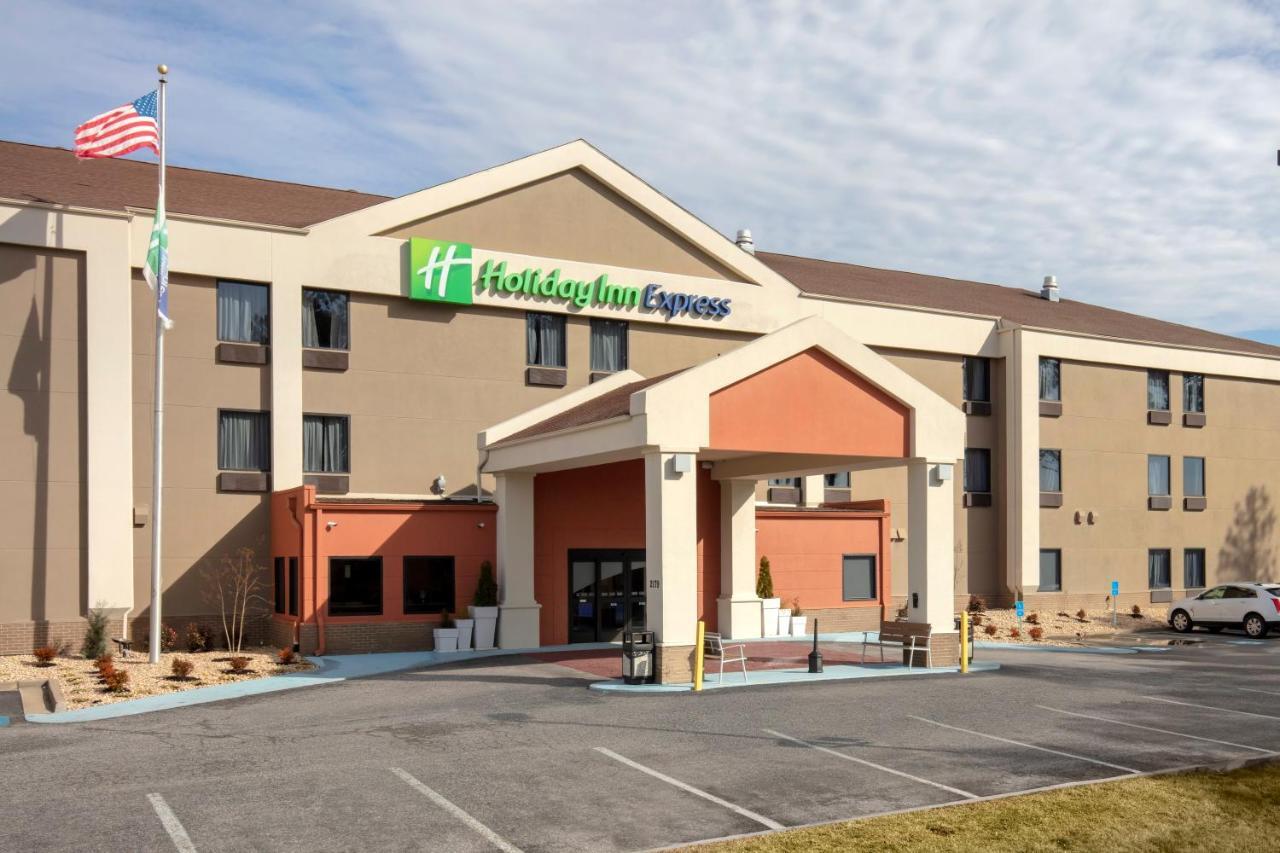 Holiday Inn Express Metropolis By Ihg Εξωτερικό φωτογραφία