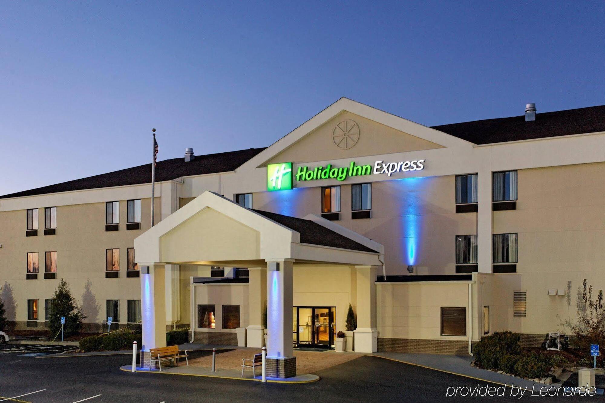 Holiday Inn Express Metropolis By Ihg Εξωτερικό φωτογραφία