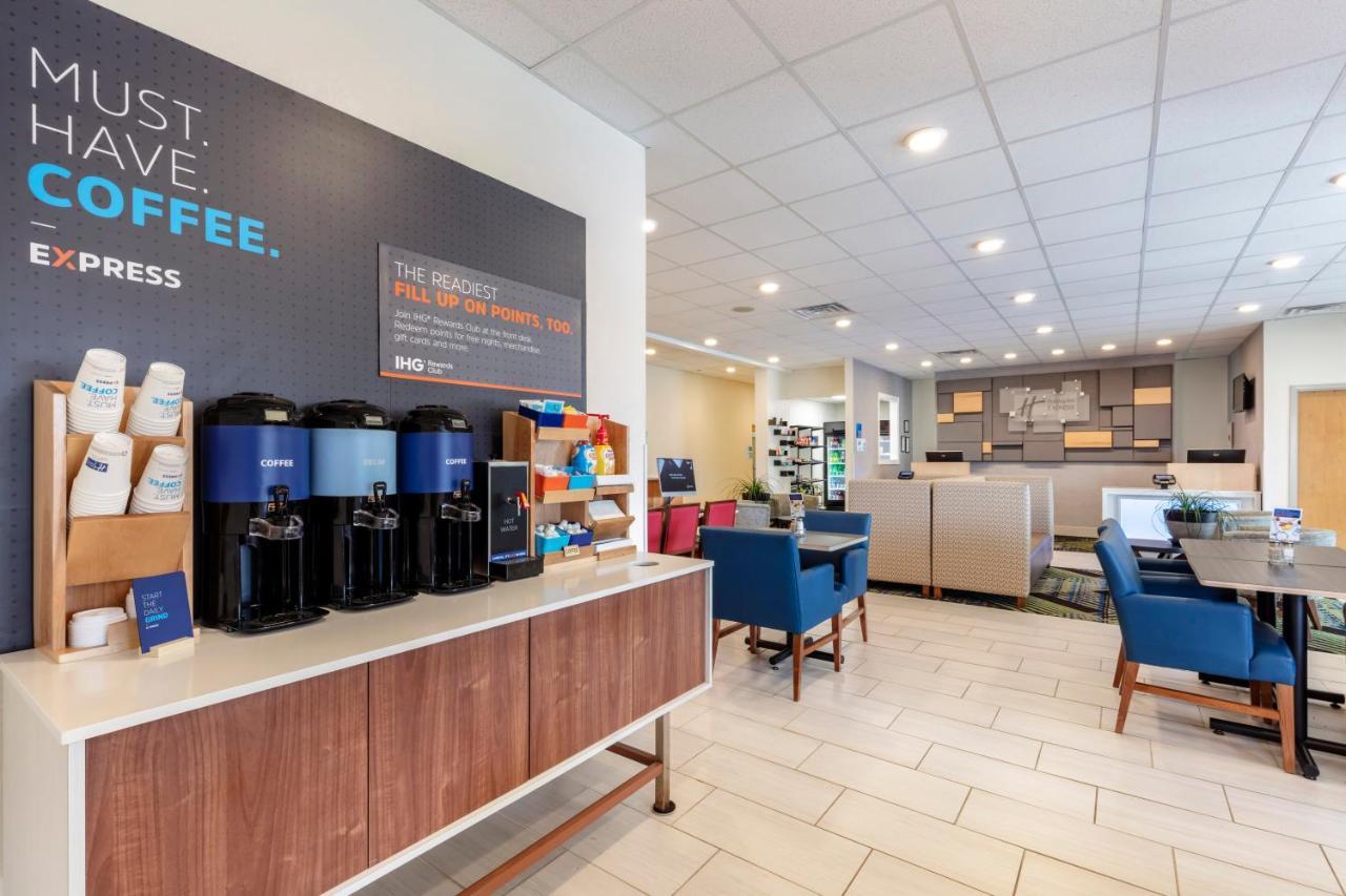 Holiday Inn Express Metropolis By Ihg Εξωτερικό φωτογραφία